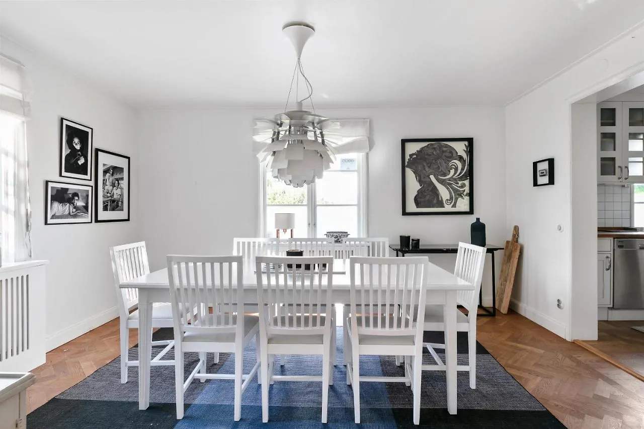 Family 4-Bedroom Villa With Fireplace And Sauna Stockholm
