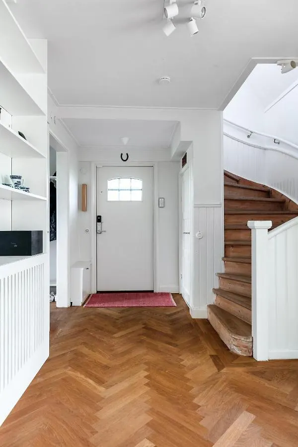 Family 4-Bedroom Villa With Fireplace And Sauna Stockholm