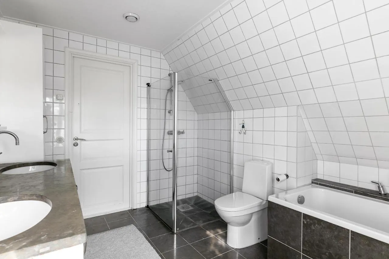 Family 4-Bedroom Villa With Fireplace And Sauna Stockholm